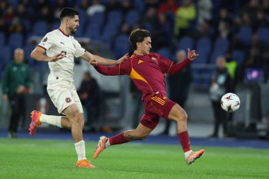 Roma, İtalya - 27 Kasım 2025: Midtjylland 'dan Martin Erliç, Uefa Avrupa Ligi 2025 / 2026' da görev yapan Romanlardan Paulo Dybala, futbol maçı - 5. gün - Roma 'daki OLYMPIC STADIUM' da Roman vs FC Midtjylland.