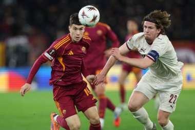 Roma, İtalya - 27 Kasım 2025: Romanların Matias Soule 'si, Uefa Avrupa Ligi 2025 / 2026' da görev yapan Midtjylland 'lı Mads Bech, futbol maçı - 5. gün - Roma' daki OLYMPIC STADIUM 'da Roman - FC Midtjylland.