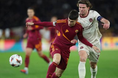 Roma, İtalya - 27 Kasım 2025: Romanların Matias Soule 'si, Uefa Avrupa Ligi 2025 / 2026' da görev yapan Midtjylland 'lı Mads Bech, futbol maçı - 5. gün - Roma' daki OLYMPIC STADIUM 'da Roman - FC Midtjylland.