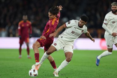 Roma, İtalya - 27 Kasım 2025: Romanlardan Paulo Dybala, Midtjylland 'dan Pedro Bravo Uefa Avrupa Ligi 2025 / 2026, futbol karşılaşması - 5. gün - Roma' daki OLYMPIC STADIUM 'da Roman vs FC Midtjylland.
