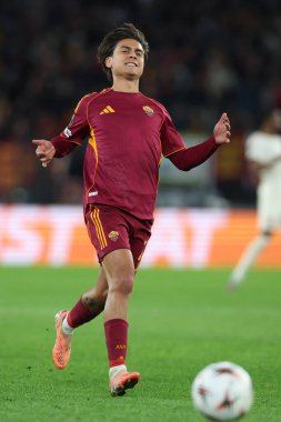 Roma, İtalya - 27 Kasım 2025: Uefa Avrupa Ligi 2025 / 2026 'da görev yapan Roman Paulo Dybala, futbol maçı - 5. Gün - Roma, OLYMPIC STADIUM' da Roman - FC Midtjylland 'a Karşı.