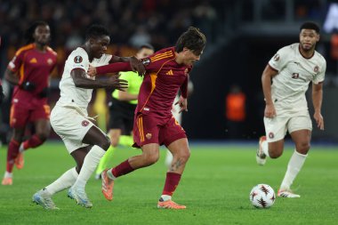 Roma, İtalya - 27 Kasım 2025: Midtjylland 'dan Denil Castillo, Romanlardan Paulo Dybala Uefa Avrupa Ligi 2025 / 2026, futbol karşılaşması - 5. gün - Roma' daki OLYMPIC STADIUM 'da Roman - FC Midtjylland.