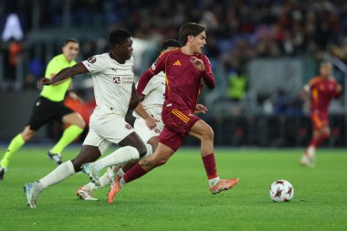 Roma, İtalya - 27 Kasım 2025: Midtjylland 'dan Dju Franculino, Romanlardan Paulo Dybala Uefa Avrupa Ligi 2025 / 2026, futbol maçı - 5. gün - Roma' daki OLYMPIC STADIUM 'da Roman vs FC.