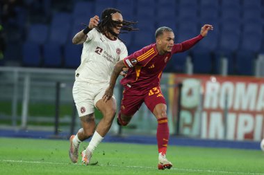 Roma, İtalya - 27 Kasım 2025: Romanlardan Wesley Franca, Midtjylland 'dan Kevin Mbabu Uefa Avrupa Ligi 2025 / 2026, futbol maçı - 5. gün - Roma' daki OLYMPIC STADIUM 'da Roman vs FC Midtjylland.