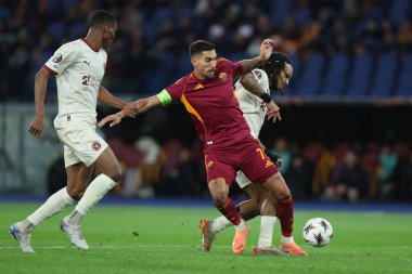 Roma, İtalya - 27 Kasım 2025: Romanlardan Gianluca Mancini, Midtjylland 'den Kevin Mbabu Uefa Avrupa Ligi 2025 / 2026, futbol maçı - 5. gün - Roma' daki OLYMPIC STADIUM 'da Roman - FC Midtjylland.