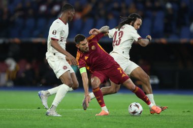 Roma, İtalya - 27 Kasım 2025: Romanlardan Gianluca Mancini, Midtjylland 'den Kevin Mbabu Uefa Avrupa Ligi 2025 / 2026, futbol maçı - 5. gün - Roma' daki OLYMPIC STADIUM 'da Roman - FC Midtjylland.