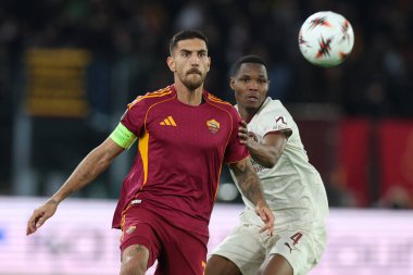Roma, İtalya - 27 Kasım 2025: Romanlardan Lorenzo Pellegrini, Midtjylland 'dan Osumane Diao Uefa Avrupa Ligi 2025 / 2026, futbol maçı - 5. gün - Roma' daki OLYMPIC STADIUM 'da Roman vs FC.