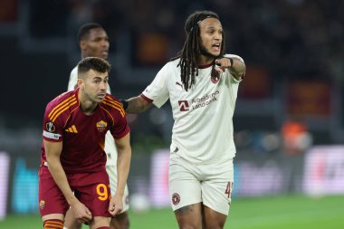 Roma, İtalya - 27 Kasım 2025: Roman Stephna El Shaarawy, Midtjylland 'den Kevin Mbabu Uefa Avrupa Ligi 2025 / 2026, futbol karşılaşması - 5. gün - Roma' daki OLYMPIC STADIUM 'da Roman - FC Midtjylland.