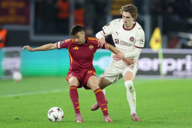 Roma, İtalya - 27 Kasım 2025: Romanlardan Stephna El Shaarawy, Midtjylland 'den Valdemar Andreasen Uefa Avrupa Ligi 2025 / 2026, futbol maçı - 5. gün - Roma' daki OLYMPIC STADIUM 'da Roman - FC Midtjylland.