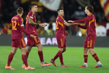 Roma, İtalya - 27 Kasım 2025: Roman oyuncular Uefa Avrupa Ligi 2025 / 2026, futbol maçı - 5. gün - Roma 'daki OLYMPIC STADIUM' da Romanlar FC Midtjylland 'a karşı.
