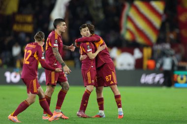 Roma, İtalya - 27 Kasım 2025: Roman oyuncular Uefa Avrupa Ligi 2025 / 2026, futbol maçı - 5. gün - Roma 'daki OLYMPIC STADIUM' da Romanlar FC Midtjylland 'a karşı.