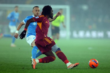Roma, İtalya - 30 Kasım 2025: Serie A Enilive 2025-2026 Olimpiyat Stadyumu 'nda AS Romanlar ve SSC Napoli arasında oynanan futbol karşılaşması sırasında Romanların Manu kone' su görüldü