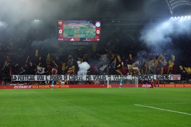Roma, İtalya - 30 Kasım 2025: Roma taraftarları Olimpiyat Stadyumu 'nda AS Romanlar ve SSC Napoli arasında oynanan 2025-2026 Serie A Enilive futbol karşılaşmasında bayrak sallıyor ve pankart gösteriyorlar