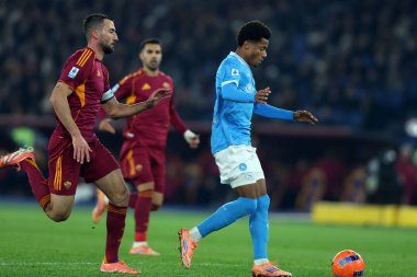 Roma, İtalya - 30 Kasım 2025: Napoli 'li David Neres 0-1' lik golü attı ve AS Roma ile SSC Napoli arasında oynanan Serie A Enilive 2025-2026 futbol karşılaşmasında takımla birlikte Olimpiyat Stadyumu 'nda kutladı.
