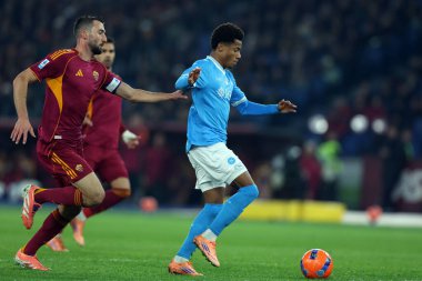 Roma, İtalya - 30 Kasım 2025: Napoli 'li David Neres 0-1' lik golü attı ve AS Roma ile SSC Napoli arasında oynanan Serie A Enilive 2025-2026 futbol karşılaşmasında takımla birlikte Olimpiyat Stadyumu 'nda kutladı.