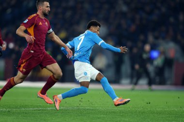 Roma, İtalya - 30 Kasım 2025: Napoli 'li David Neres 0-1' lik golü attı ve AS Roma ile SSC Napoli arasında oynanan Serie A Enilive 2025-2026 futbol karşılaşmasında takımla birlikte Olimpiyat Stadyumu 'nda kutladı.