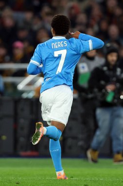 Roma, İtalya - 30 Kasım 2025: Napoli 'li David Neres 0-1' lik golü attı ve AS Roma ile SSC Napoli arasında oynanan Serie A Enilive 2025-2026 futbol karşılaşmasında takımla birlikte Olimpiyat Stadyumu 'nda kutladı.