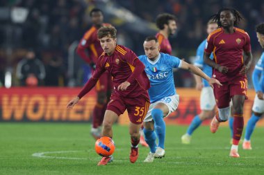 Roma, İtalya - 30 Kasım 2025: Roma 'dan Tommaso Baldanzi, Napoli' den Stanislav Lobotka, AS Romanları ile SSC Napoli arasında Olimpiyat Stadyumu 'nda oynanan Serie A Enilive 2025-2026 futbol karşılaşmasında görev aldı.