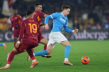 Roma, İtalya - 30 Kasım 2025: Romanlardan Bryan Cristante ve Napoli 'den Scott McTominay, AS Romanları ile SSC Napoli arasında oynanan 2025-2026 Serie A Enilive futbol karşılaşmasında Olimpiyat Stadyumu' nda bir araya geldi.