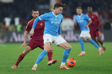 Roma, İtalya - 30 Kasım 2025: Romanlardan Bryan Cristante ve Napoli 'den Scott McTominay, AS Romanları ile SSC Napoli arasında oynanan 2025-2026 Serie A Enilive futbol karşılaşmasında Olimpiyat Stadyumu' nda bir araya geldi.