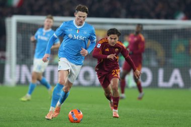 Roma, İtalya - 30 Kasım 2025: Napoli 'den Scott McTominay, Romanlardan Paulo Dybala, AS Roma ve SSC Napoli arasında Olimpiyat Stadyumu' nda oynanan Serie A Enilive 2025-2026 futbol karşılaşması sırasında çatışmada görülüyor
