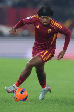 Roma, İtalya - 30 Kasım 2025: Serie A Enilive 2025-2026 Olimpiyat Stadyumu 'nda AS Romanlar ve SSC Napoli arasında oynanan futbol karşılaşması sırasında Romanlardan Leon Bailey görev başında görüldü