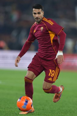 Roma, İtalya - 30 Kasım 2025: Roma 'dan Zeki Çelik, AS Roman ve SSC Napoli arasında Olimpiyat Stadyumu' nda oynanan Serie A Enilive 2025-2026 futbol karşılaşmasında görev yaparken görüldü