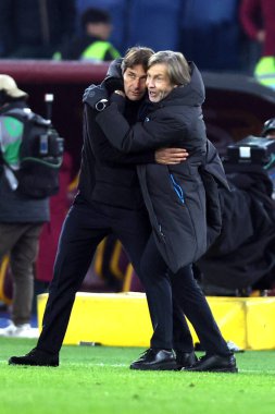 Roma, İtalya - 30 Kasım 2025: Antonio Conte teknik direktörü Napoli, Serie A Enilive 2025-2026 sezonunun sonunda Olimpiyat Stadyumu 'nda AS Roma ve SSC Napoli arasında oynanan karşılaşmada Gabriele Oriali ile 0-1' lik galibiyeti kutladı.