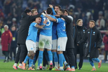 Roma, İtalya - 30 Kasım 2025: Napoli 'li oyuncular, AS Roma ile SSC Napoli arasında oynanan Serie A Enilive 2025-2026 futbol karşılaşması sonunda Olimpiyat Stadyumu' nda 1-0 'lık galibiyetlerini kutladılar.