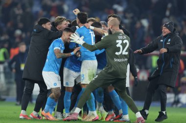 Roma, İtalya - 30 Kasım 2025: Napoli 'li oyuncular, AS Roma ile SSC Napoli arasında oynanan Serie A Enilive 2025-2026 futbol karşılaşması sonunda Olimpiyat Stadyumu' nda 1-0 'lık galibiyetlerini kutladılar.