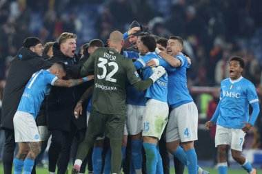 Roma, İtalya - 30 Kasım 2025: Napoli 'li oyuncular, AS Roma ile SSC Napoli arasında oynanan Serie A Enilive 2025-2026 futbol karşılaşması sonunda Olimpiyat Stadyumu' nda 1-0 'lık galibiyetlerini kutladılar.
