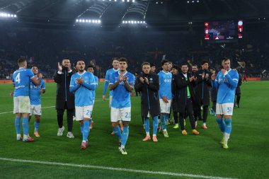 Roma, İtalya - 30 Kasım 2025: Napoli 'li oyuncular, AS Roma ile SSC Napoli arasında oynanan Serie A Enilive 2025-2026 futbol karşılaşması sonunda Olimpiyat Stadyumu' nda 1-0 'lık galibiyetlerini kutladılar.