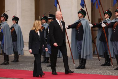 Roma, İtalya - 1 Aralık 2025: Giorgia Meloni ve Rossen Jeliazkov silahlı kuvvetlerin selamı için gözden geçirildi. İtalya Başbakanı Giorgia Meloni, Bulgaristan Cumhuriyeti Başbakanı Rossen Jeliazkov ile Palazzo Chi 'de bir araya geldi.