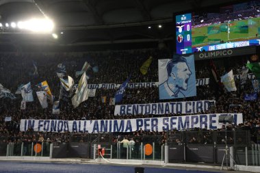 Roma, İtalya - 7 Aralık 2025: SLazio taraftar bayrağı Serie A Enilive 2025-2026 sezonunda Olimpiyat Stadyumu 'nda SS Lazio - Bologna FC 1909 arasındaki futbol karşılaşmasında Ciro Immobile için