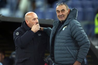 Roma, İtalya - 7 Aralık 2025: Bologna 'nın Vincenzo Italiano teknik direktörü Lazio' lu Maurizio Sarri, SS Lazio ile Bologna FC 1909 arasındaki Serie A Enilive 2025-2026 futbol karşılaşmasından önce Olimpiyat Stadyumu 'nda karşıladı.