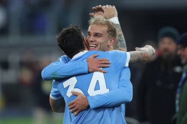 Roma, İtalya - 7 Aralık 2025: Lazio 'dan Gustav Tang Isaksen, Olimpiyat Stadyumu' nda SS Lazio ile Bologna FC 1909 arasındaki Serie A Enilive 2025-2026 futbol karşılaşmasında golü attı ve takımla birlikte kutladı.