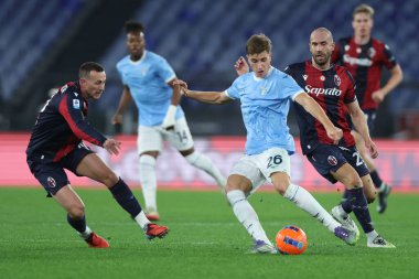 Roma, İtalya - 7 Aralık 2025: Bolonya 'dan Lewis Ferguson, Lazio' dan Toma Basiç, Bolonya 'dan Lorenzo De Silvestri SS Lazio' ya karşı Bologna FC 1909 Olimpiyat Stadyumu 'nda oynanan 2025-2026 Serie A Enilive futbol karşılaşması sırasında görev başında görüldü.