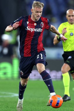 Roma, İtalya - 7 Aralık 2025: Bolonya 'dan Jens Odgaard, SS Lazio - Bologna FC 1909 arasındaki Serie A Enilive 2025-2026 futbol karşılaşmasında görev yaparken görüldü.