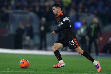 Roma, İtalya - 14 Aralık 2025: Como 'dan Lucas Da Cunha, AS Roma ve Como 1907 Olimpiyat Stadyumu' nda oynanan Serie A Enilive 2025-2026 futbol karşılaşması sırasında görev başında görüldü