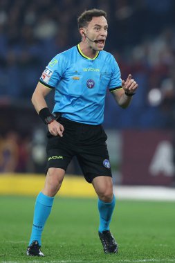 Roma, İtalya - 14 Aralık 2025: Hakem Ermanno Feliciani AS Roma ve Como 1907 Olimpiyat Stadyumu 'nda oynanan Serie A Enilive 2025-2026 futbol karşılaşmasında görev yaparken görüldü