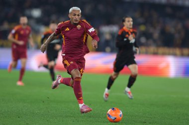 Roma, İtalya - 14 Aralık 2025: Romanyalı Wesley Franca, AS Romanlar ve Como 1907 Olimpiyat Stadyumu 'nda oynanan Serie A Enilive 2025-2026 futbol karşılaşmasında görev yaparken görüldü