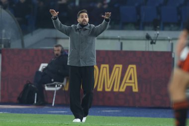 Roma, İtalya - 14 Aralık 2025: Como 'nun Cesc Fabregas teknik direktörü AS Roma ile Como 1907 Olimpiyat Stadyumu' nda oynanan Serie A Enilive 2025-2026 futbol karşılaşmasında görev yaparken görüldü