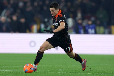 Roma, İtalya - 14 Aralık 2025: Como 'dan Anastasios Douvikas AS Roma ve Como 1907 Olimpiyat Stadyumu' nda oynanan Serie A Enilive 2025-2026 futbol karşılaşması sırasında görev başında görüldü