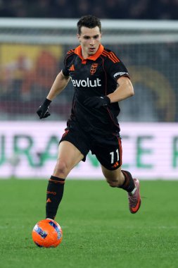 Roma, İtalya - 14 Aralık 2025: Como 'dan Anastasios Douvikas AS Roma ve Como 1907 Olimpiyat Stadyumu' nda oynanan Serie A Enilive 2025-2026 futbol karşılaşması sırasında görev başında görüldü