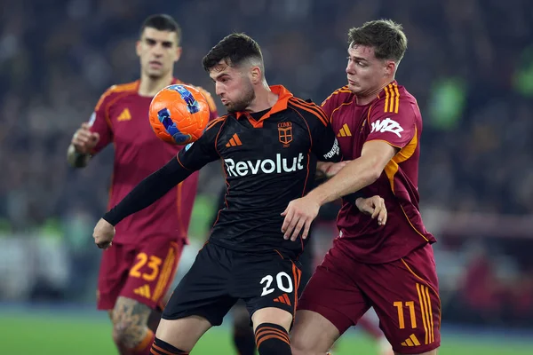 Roma, İtalya - 14 Aralık 2025: (L) Como 'dan Martin Baturina (R) Serie A Enilive 2025-2026 sezonunda Roma vatandaşı Evan Ferguson ile Olimpiyat Stadyumu' nda AS Roma ve Como 1907 arasında oynanan futbol karşılaşmasında top için mücadele etti.