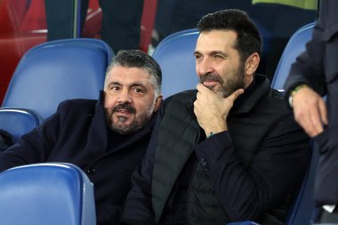 Roma, İtalya - 14 Aralık 2025: Gennaro Gattuso İtalya milli takım teknik direktörü ve Gigi Buffon, AS Romanları ile Como 1907 Olimpiyat Stadyumu 'nda oynanan Serie A Enilive 2025-2026 futbol karşılaşmasını izledi.