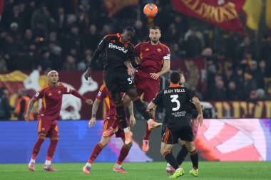 Roma, İtalya - 14 Aralık 2025: Como 'dan Assane Diao ve Roma' dan Bryan Cristante, AS Roma ile Como 1907 Olimpiyat Stadyumu 'nda oynanan Serie A Enilive 2025-2026 futbol karşılaşması sırasında çatışmada görülüyor.
