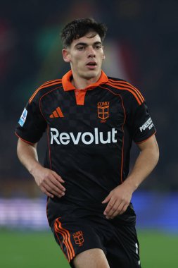 Roma, İtalya - 14 Aralık 2025: Como 'dan Alex Valle, AS Roma ile Como 1907 Olimpiyat Stadyumu' nda oynanan Serie A Enilive 2025-2026 futbol karşılaşması sırasında görev başında görüldü