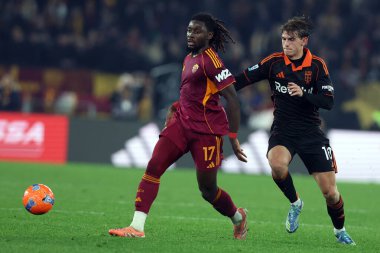 Roma, İtalya - 14 Aralık 2025: Romanlı Manu kone, Como 'lu Nicolas Paz AS Roma ile Como 1907 Olimpiyat Stadyumu' nda oynanan Serie A Enilive 2025-2026 futbol karşılaşması sırasında görev başında görüldü