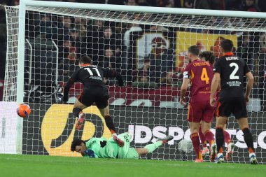 Roma, İtalya - 14 Aralık 2025: Como 'dan Anastasios Douvikas, Romanlardan Mille Svilar AS Roma ve Como 1907 Olimpiyat Stadyumu' nda oynanan Serie A Enilive 2025-2026 futbol karşılaşması sırasında görev başında görülüyor